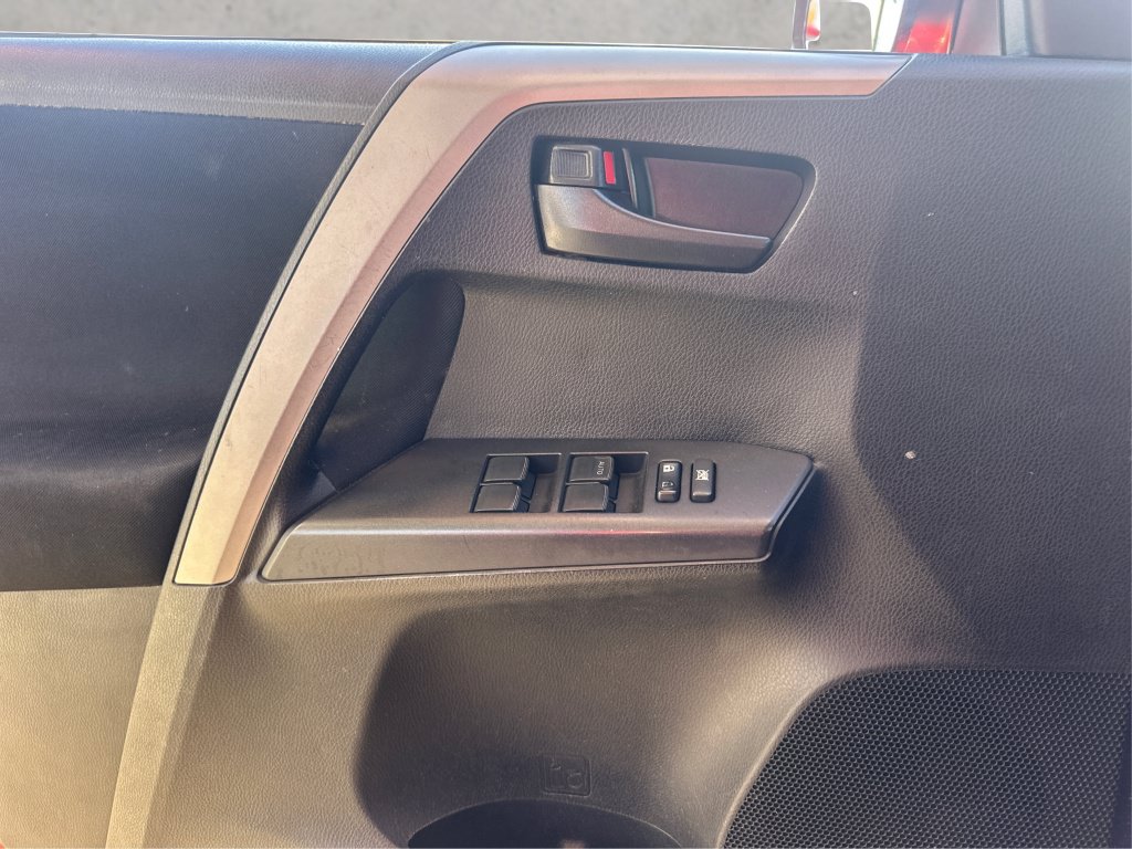 Used 2016 Toyota RAV4 LE AWD/4WD image 28