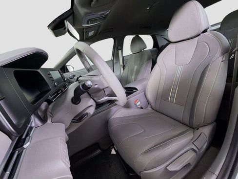 Used 2025 Hyundai Elantra Sport FWD image 13