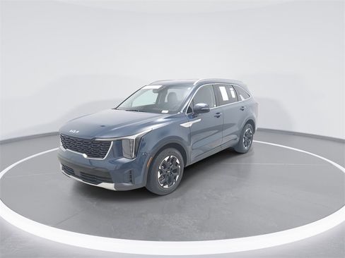 Used 2025 Kia Sorento S image 4