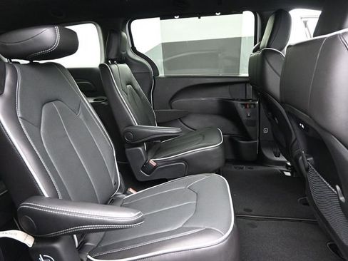 New 2026 Chrysler Pacifica Limited w/ S Appearance Package image 21