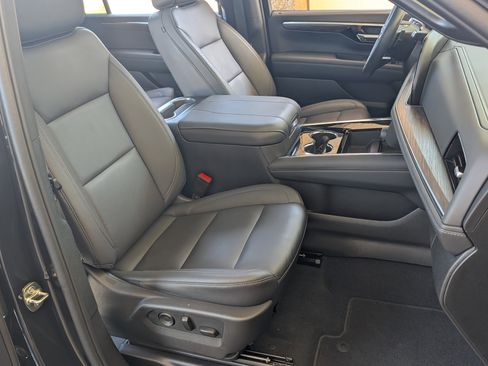 Used 2026 Chevrolet Suburban Z71 w/ Comfort Package AWD/4WD image 25