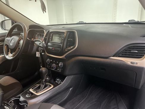 Used 2018 Jeep Cherokee Latitude w/ Safety Group AWD/4WD image 28
