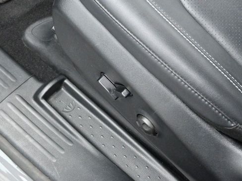 Used 2025 Chrysler Pacifica Select FWD image 43