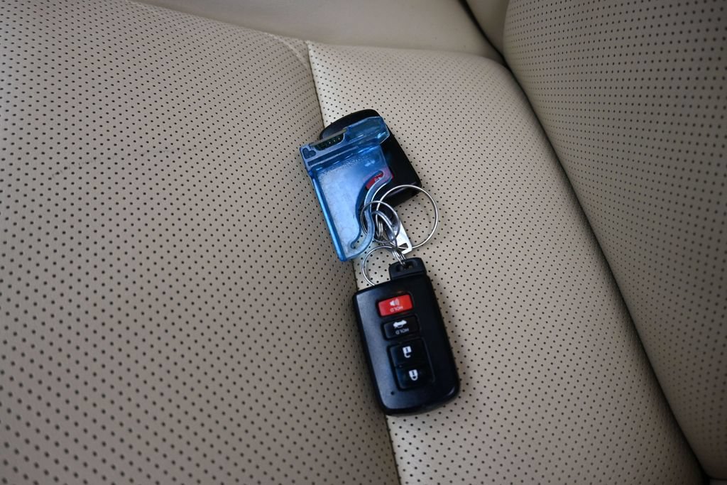 Used 2016 Toyota Avalon Limited w/ Toyota Safety Sense Package FWD image 53