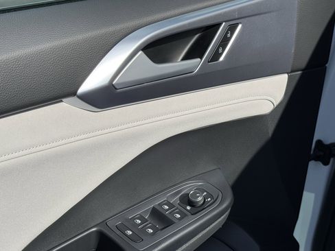 Used 2025 Volkswagen Taos SE AWD/4WD image 14