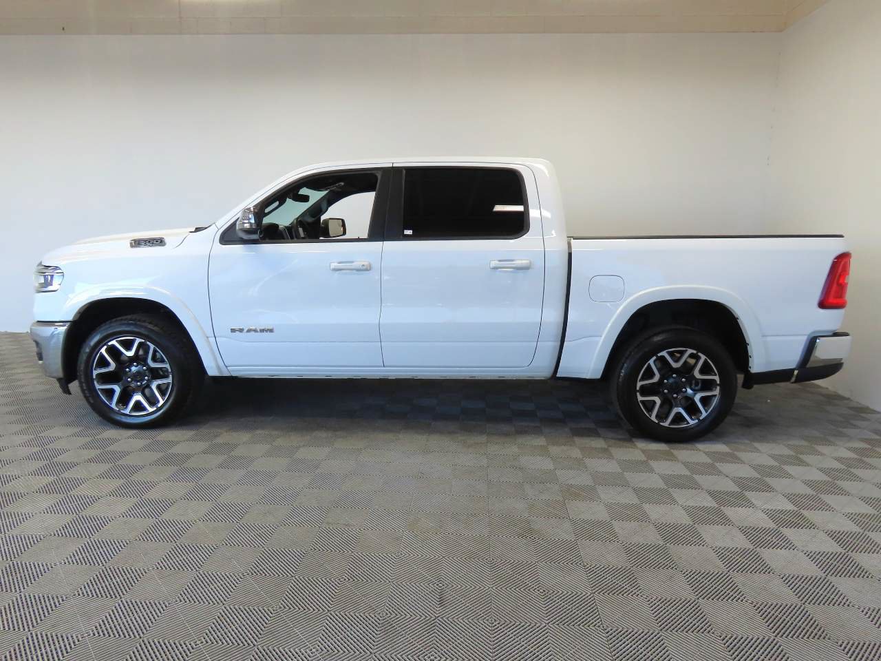 Used 2025 RAM 1500 Laramie AWD/4WD image 6