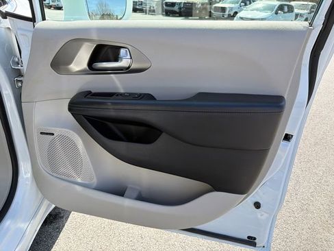 Used 2018 Chrysler Pacifica Limited w/ Advanced Safetytec Group image 14