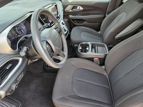 Used 2024 Chrysler Pacifica Touring FWD image 17