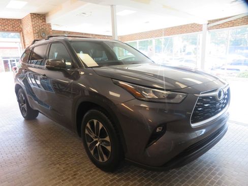 Used 2020 Toyota Highlander XLE FWD image 4