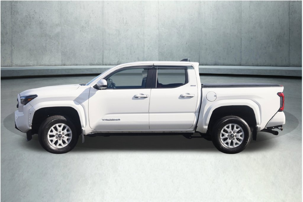 Used 2025 Toyota Tacoma SR5 AWD/4WD image 30