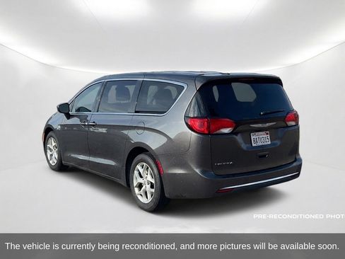 Used 2017 Chrysler Pacifica Touring Plus w/ Tire & Wheel Group FWD image 8