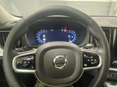 Used 2025 Volvo XC60 B5 Plus image 15