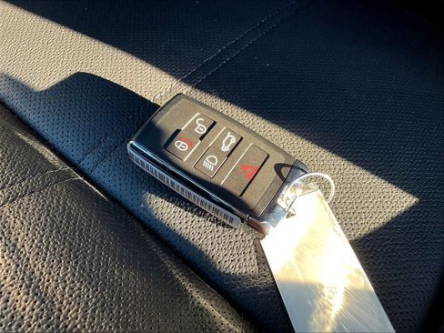 New 2025 Land Rover Range Rover Velar Dynamic SE image 35