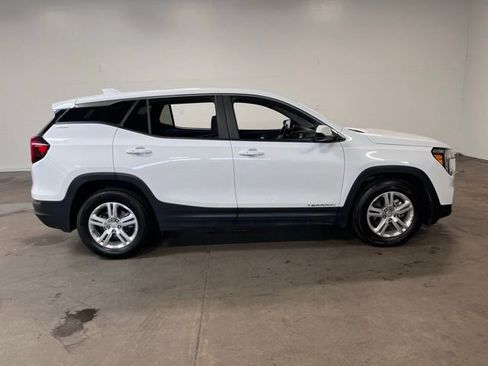Used 2024 GMC Terrain SLE image 2