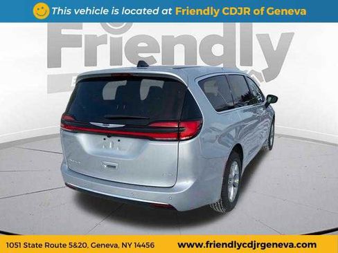 New 2026 Chrysler Pacifica Select image 5
