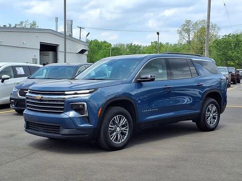 Used 2024 Chevrolet Traverse LT FWD image 1