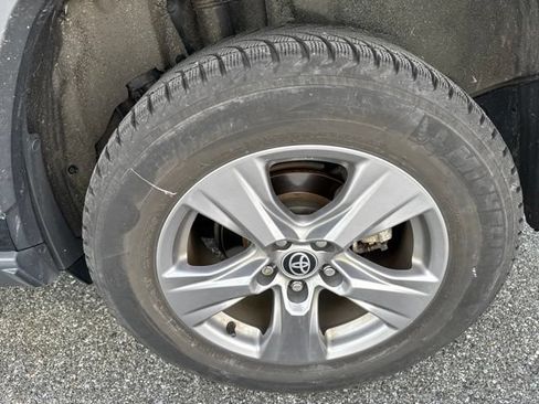 Used 2022 Toyota RAV4 XLE AWD/4WD image 9