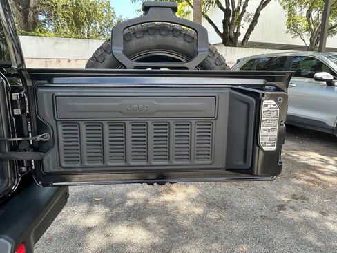 Used 2018 Jeep Wrangler Rubicon AWD/4WD image 35