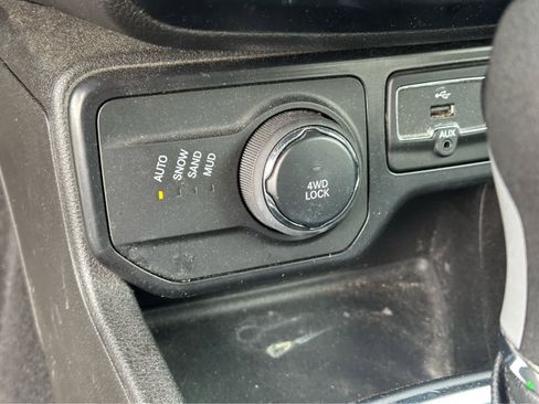 Used 2020 Jeep Renegade Latitude w/ Cold Weather Group image 19