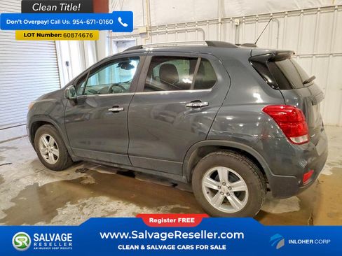 Used 2017 Chevrolet Trax LT w/ LT Convenience Package FWD image 3