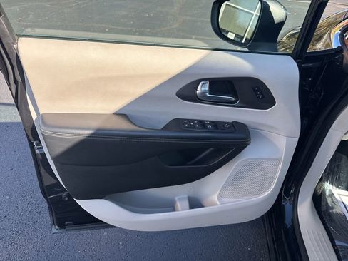 Used 2023 Chrysler Pacifica Touring-L image 7