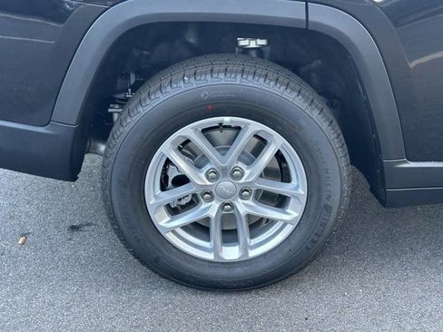 New 2025 Jeep Grand Cherokee L Laredo image 16