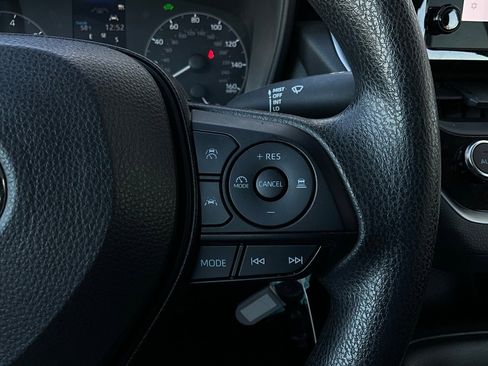 Used 2025 Toyota Corolla LE image 31