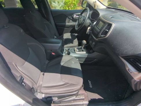 Used 2016 Jeep Cherokee Latitude FWD image 18