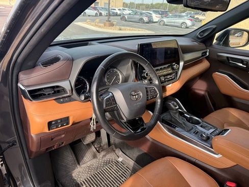 Used 2021 Toyota Highlander Platinum image 7