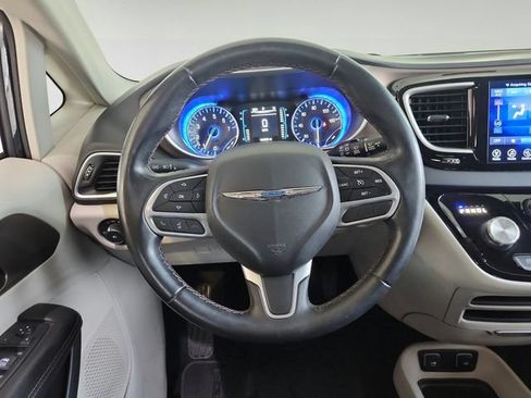 Used 2017 Chrysler Pacifica Touring-L FWD image 9