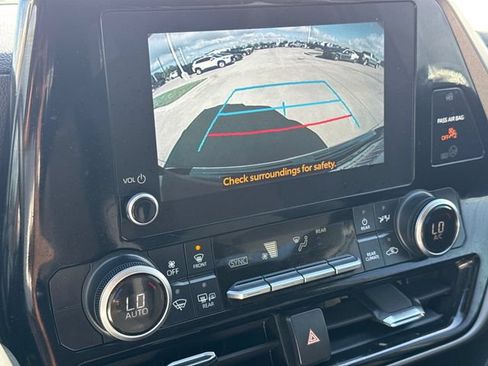Used 2023 Toyota Highlander LE FWD image 24