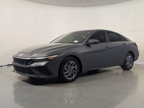 Used 2024 Hyundai Elantra SEL FWD image 3