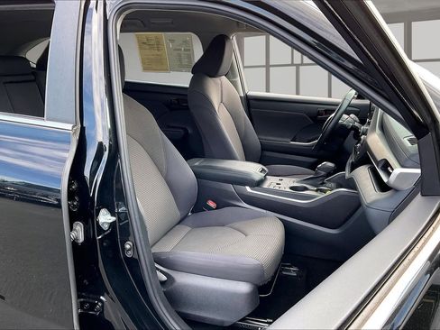 Used 2023 Toyota Highlander LE FWD image 30