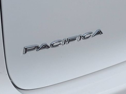 Used 2023 Chrysler Pacifica Touring-L FWD image 27