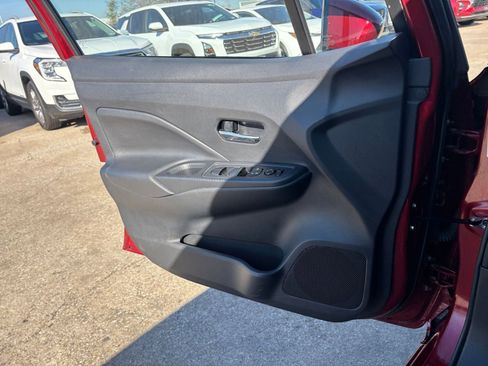 Used 2025 Nissan Versa SV image 18