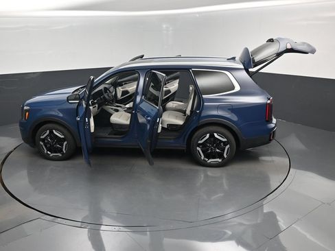Certified 2024 Kia Telluride EX w/ EX Captain's Chair Package FWD image 17