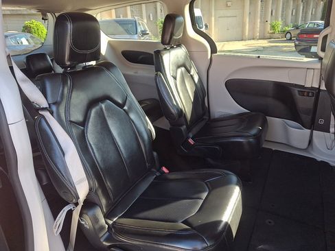 Used 2023 Chrysler Pacifica Touring-L FWD image 15