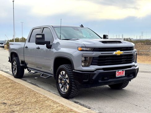 Used 2024 Chevrolet Silverado 2500 Custom w/ Custom Value Package image 5