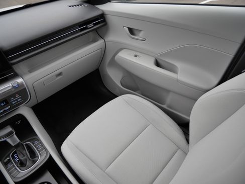 Certified 2025 Hyundai Kona SEL image 11