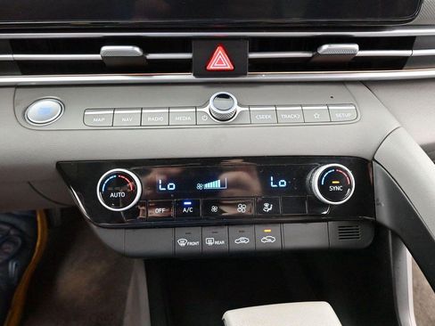 Used 2024 Hyundai Elantra SEL FWD image 21