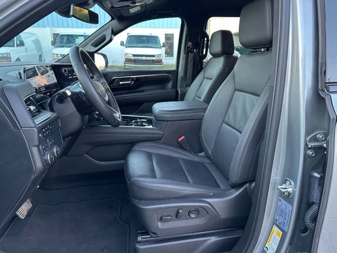Used 2025 Chevrolet Suburban Z71 image 10