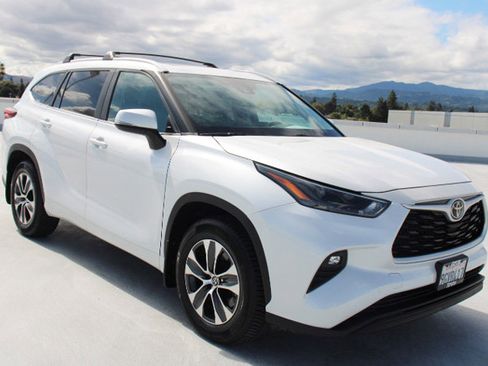 Used 2023 Toyota Highlander XLE FWD image 2