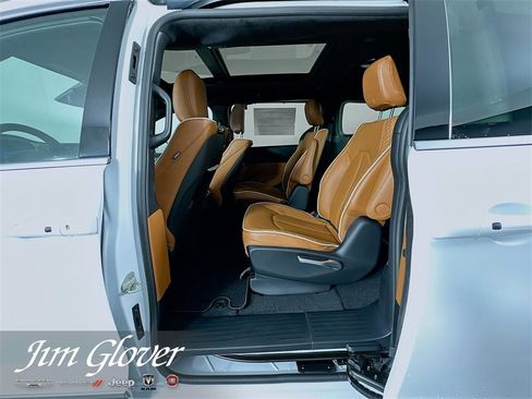 New 2026 Chrysler Pacifica Pinnacle w/ Trailer Tow Group image 13