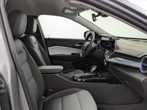 Used 2025 Chevrolet Trax LT FWD image 21
