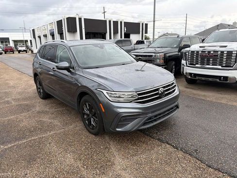 Used 2024 Volkswagen Tiguan SE w/ Panoramic Sunroof Package FWD image 4