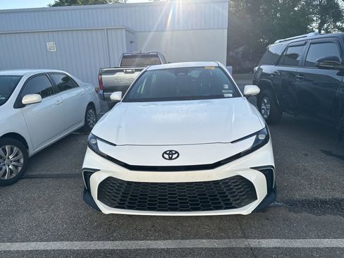 Used 2025 Toyota Camry SE image 2
