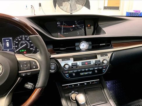 Used 2017 Lexus ES 350 w/ Luxury Package image 9