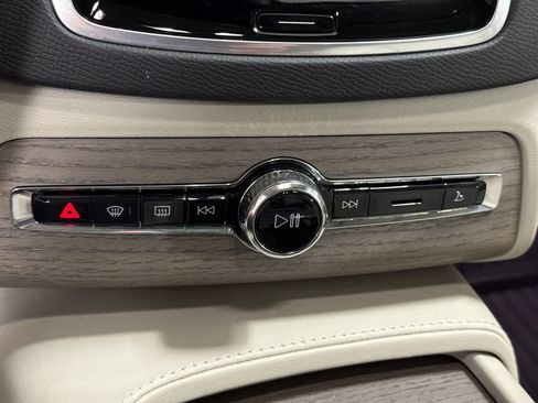Certified 2025 Volvo XC90 B6 Plus AWD/4WD image 17