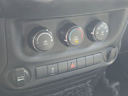 Used 2018 Jeep Wrangler Sport w/ Connectivity Group AWD/4WD image 15