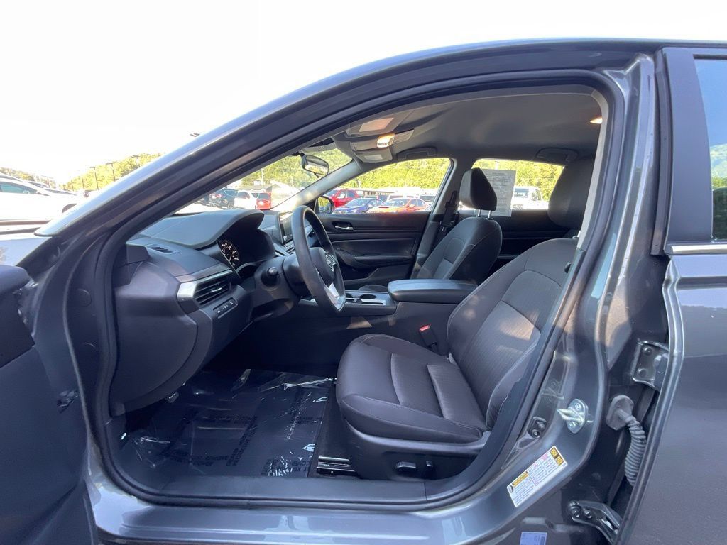 Used 2025 Nissan Altima 2.5 SV FWD image 9